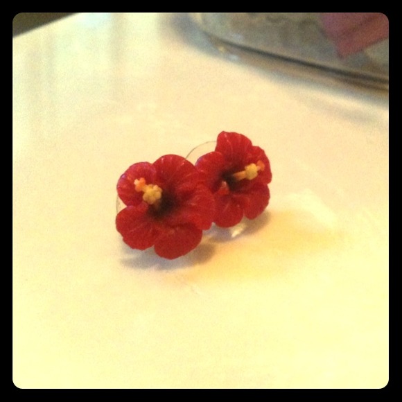 Red hibiscus flower studs - Picture 1 of 1