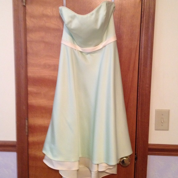 Mint green short dress.