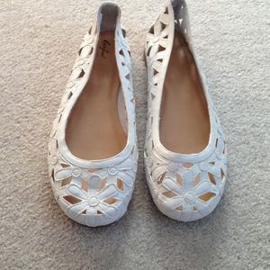 Adorable white daisy flats!