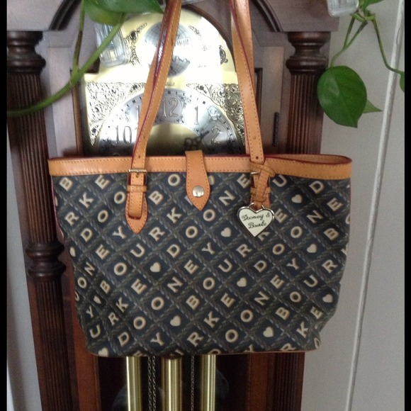 Dooney&Bourke purse 🎀RESERVED🎀