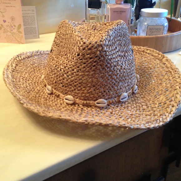 Straw hat - Picture 1 of 1
