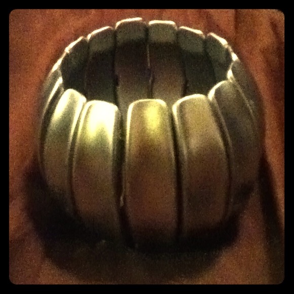 Cute bracelet!! Low priced!!