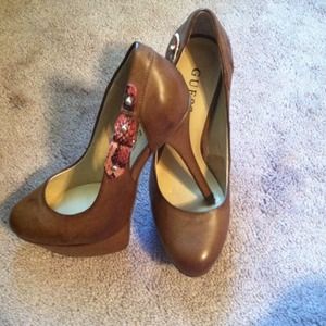 Beautiful GUESS heels