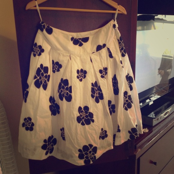 Gap white and black shirt