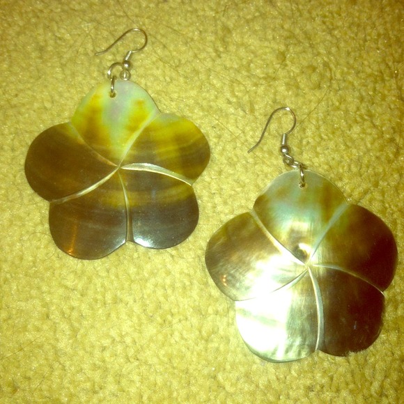 ❌❌SOLD❌❌Shell earrings!