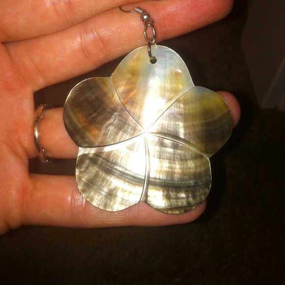 ❌❌SOLD❌❌Shell earrings! - Picture 2 of 2