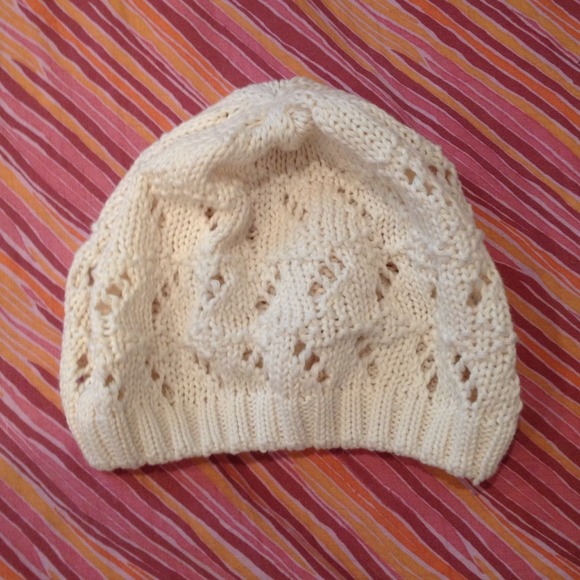 🔴SOLD🔴Pins and needles crochet beret from urban!