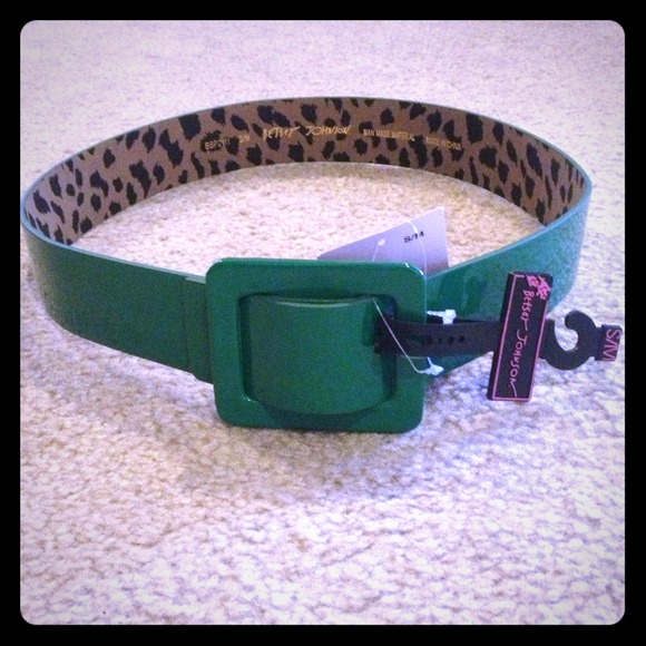✂Reduced✂Betsy Johnson Green Belt Never been used. - Picture 1 of 2