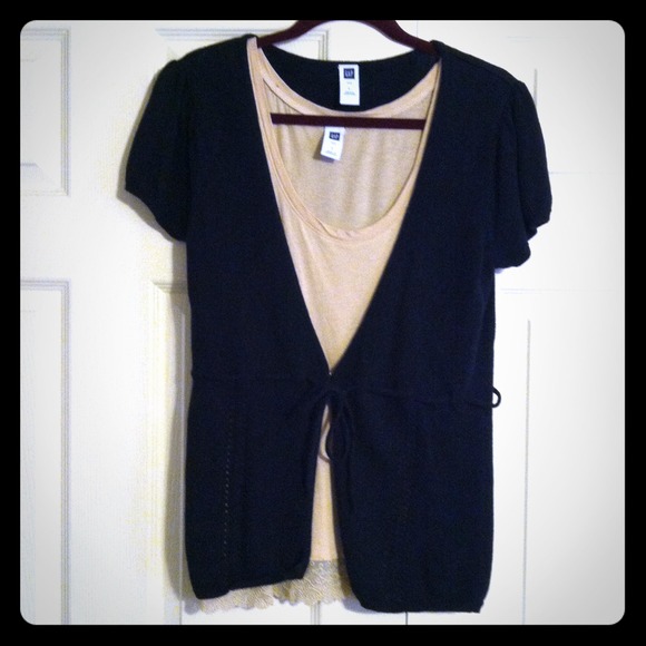 ⛔Sold⛔Black shirt sleeve sweater