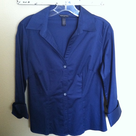 Collared shirt with 3/4 length cuff sleeves