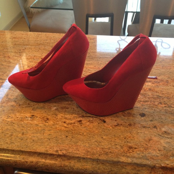 Fire red wedge shoe