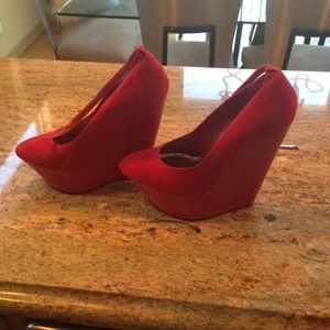 Fire red wedge shoe