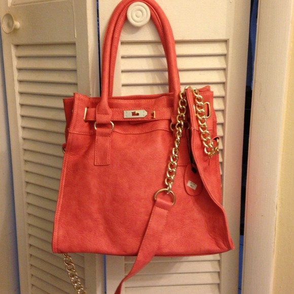 Very elegant Bag color kind of peach never used