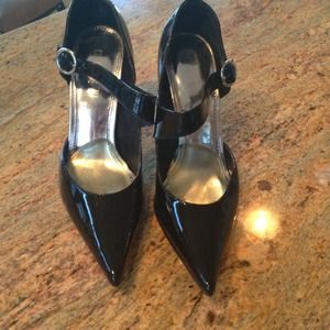 Black pat leather pointy toe shoe