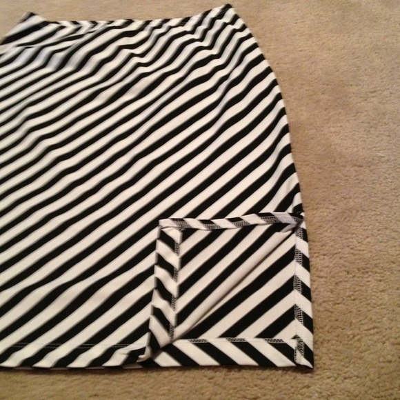 Black and White Skirt - Picture 2 of 2