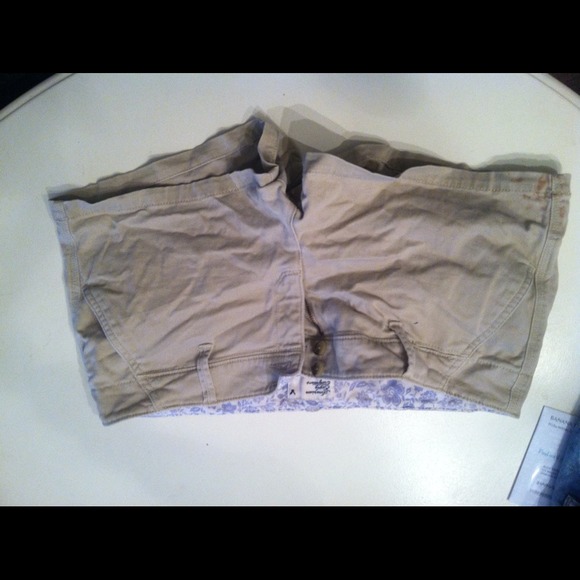 Khaki American eagle shorts