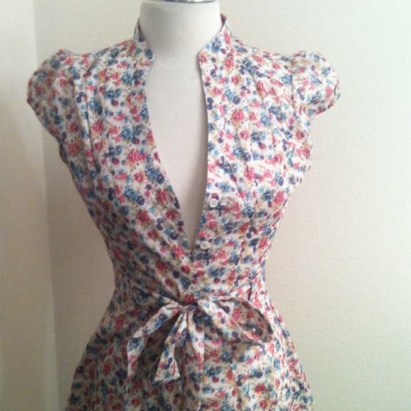 Cute button down flower top, NWOT