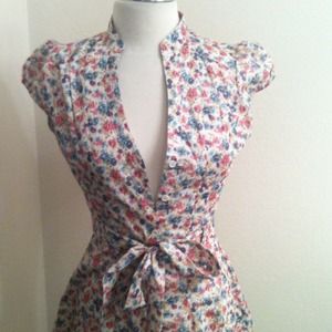Cute button down flower top, NWOT