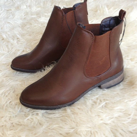 ***SOLD*** Mod "Chelsea" brown ankle booties