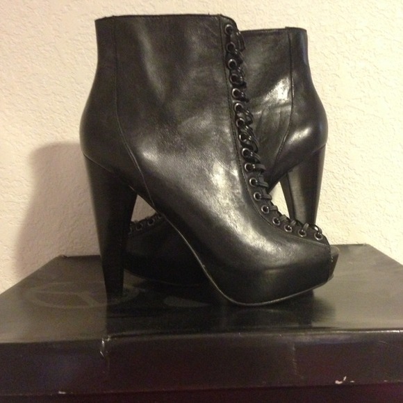 🚫SOLD🚫Steve Madden Booties