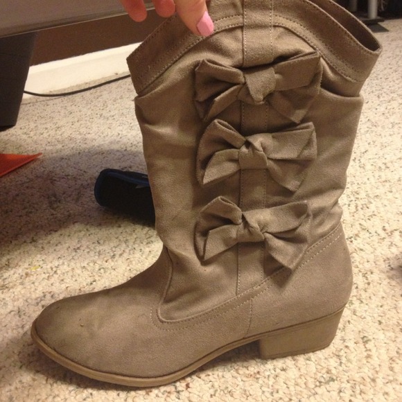 Suede Material boots with Bows 🎀 Size 8