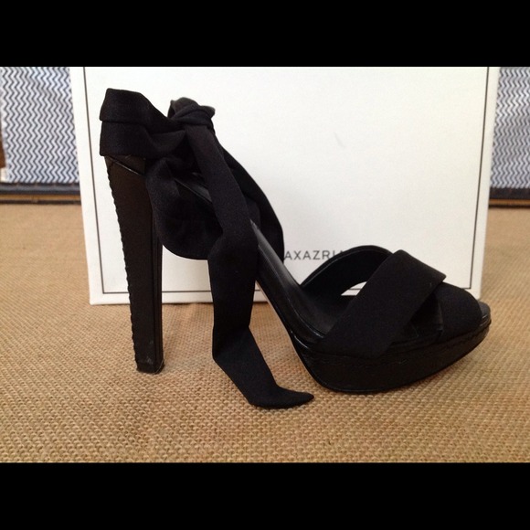 BCBG  MAXAZRIA STRAPPY  PLATFORMS sz 7