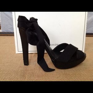 BCBG  MAXAZRIA STRAPPY  PLATFORMS sz 7