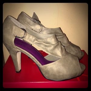 New Listing🌸Taupe Color peep toe sandals