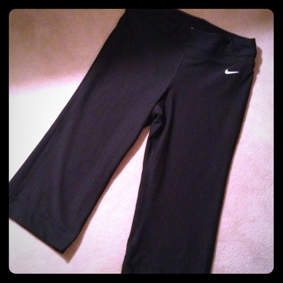 ❤SOLD IN BUNDLE❤Nike Fit Dry yoga capris