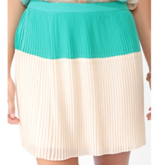 Dresses & Skirts - 💎Pleated Blue Color Blocked Skirt💎