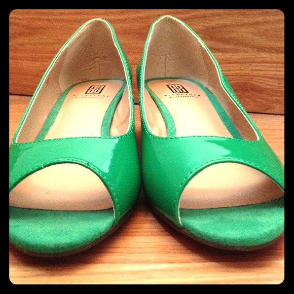 Kelly Green and Gold Signature shoes