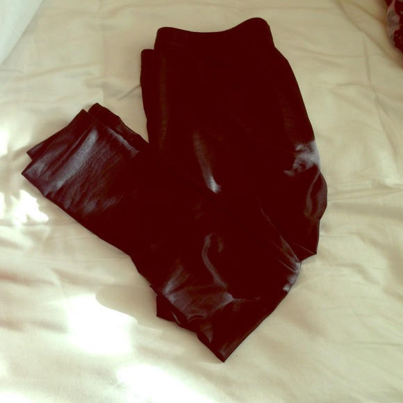 Black American Apparel, shiny leggings