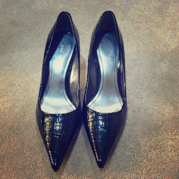 Nine West textured patent leather pump!!