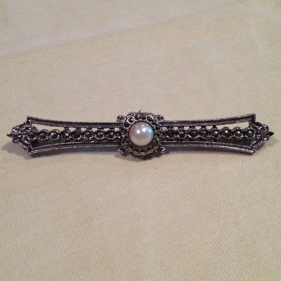 Retro silver pin with faux pearl. Will bundle.