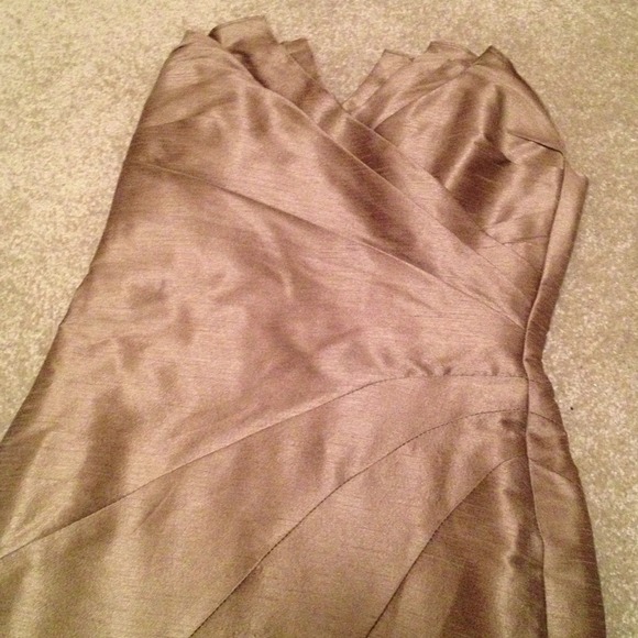 Only worn once. Gold polyester gown - Picture 2 of 4