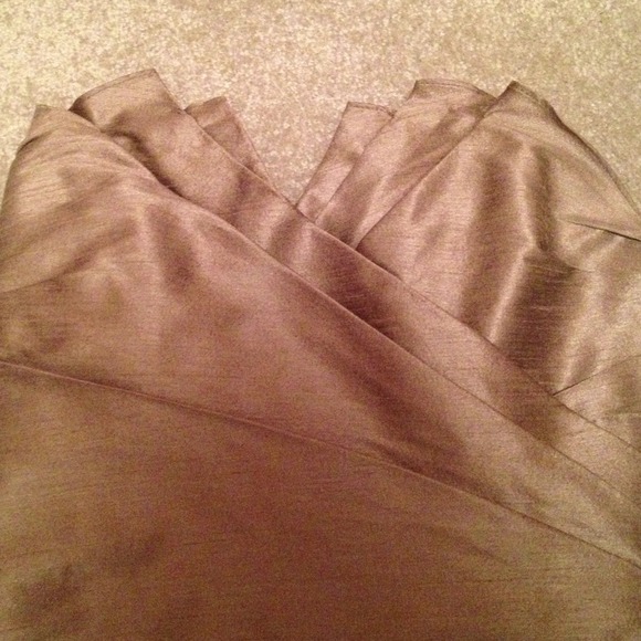 Only worn once. Gold polyester gown - Picture 3 of 4