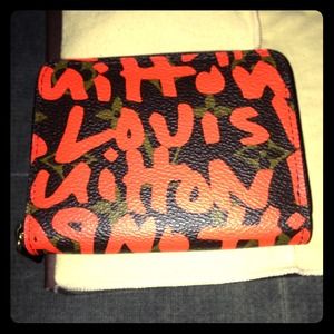 💔SOLD💔Limited Edition LV graffiti zippy coin