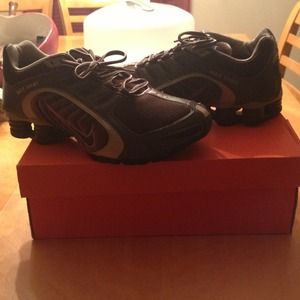 Women's Nike shox brown! Size 9