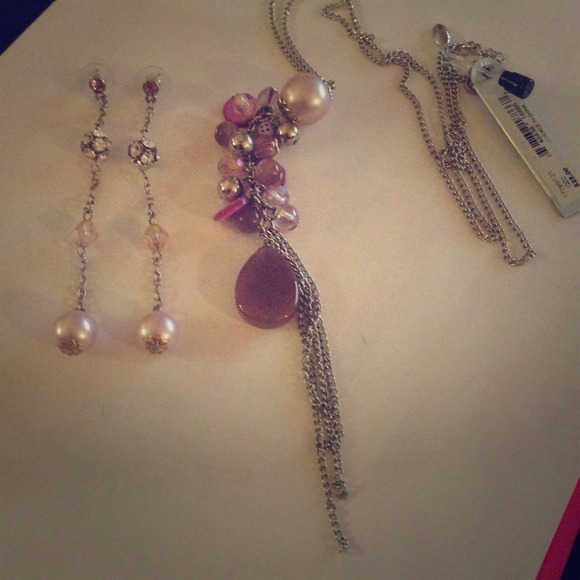 ⛔Traded⛔NWT Guess Necklace & Earrings