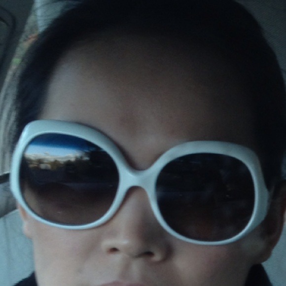 Authentic Fendi white sunnies - Picture 4 of 4