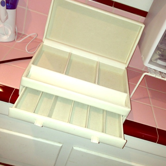 Jewelry box