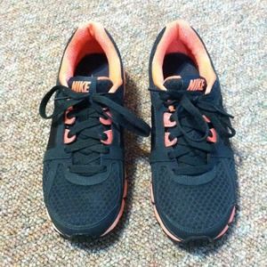 Nike dual fusion st2 shoes.