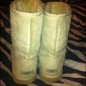 **traded** Beige uggs and feather tee