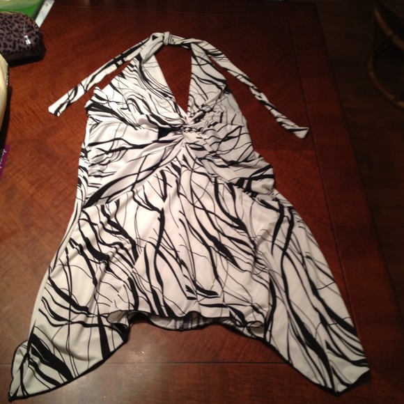 🚫Sold🚫 White and black shark bite halter top - Picture 2 of 4