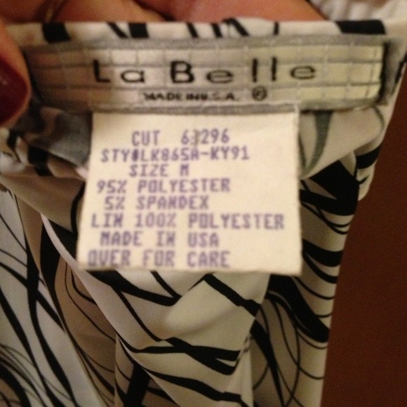 🚫Sold🚫 White and black shark bite halter top - Picture 4 of 4