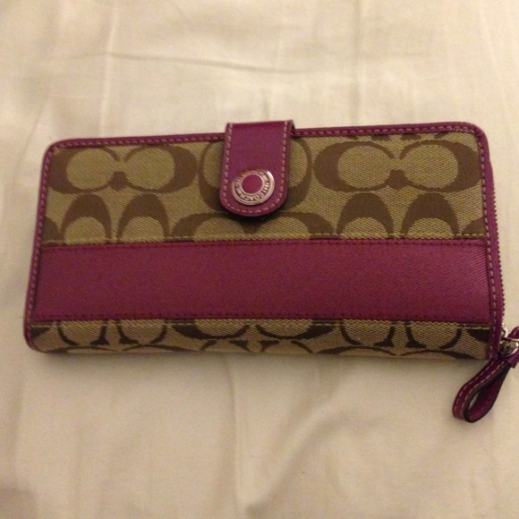 ***Sold*** bundled Authentic Coach wallet