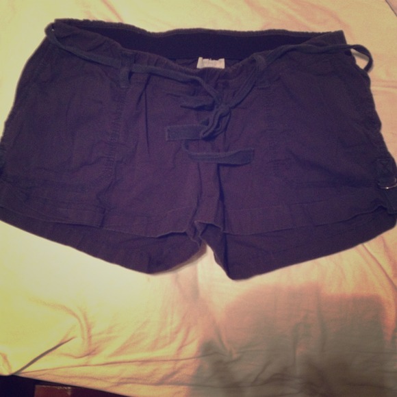 A pea in the pod navy cargo shorts