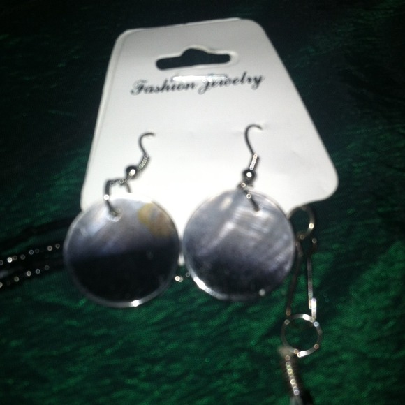 18 in black shell necklace with matching earring - Picture 2 of 2