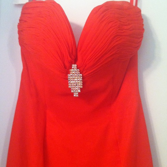 Red dress with feathers - Picture 2 of 4