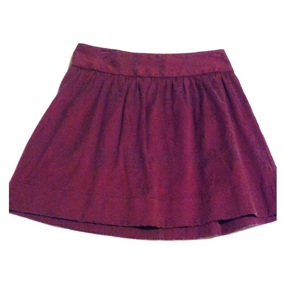 Mid-thigh burgundy skirt with light paisley design